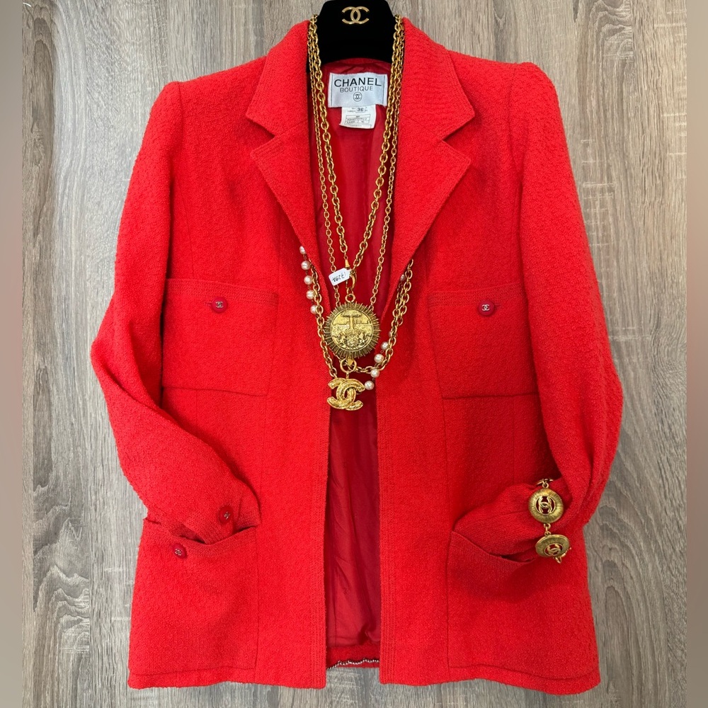 LOT 2315 Chanel 1996 spring 4 pockets blazer with 6 vintage buttons